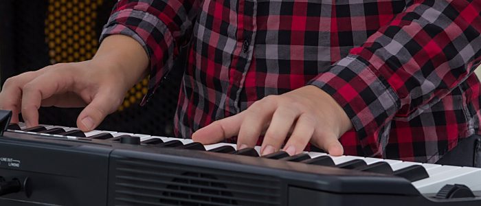 Kinderhände spielen Keyboard